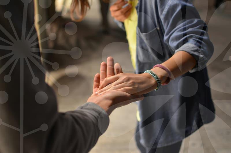 사교모임에서 결혼정보를 살리는 대화 전략과 팁